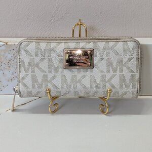 Michael Kors jet set travel continental wallet in vanilla.